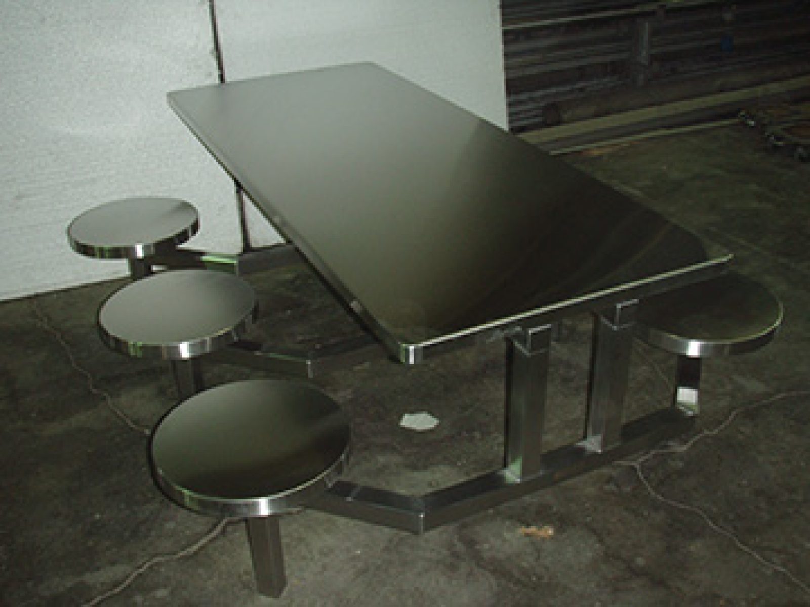 TABLE DE CAFÉTERIA